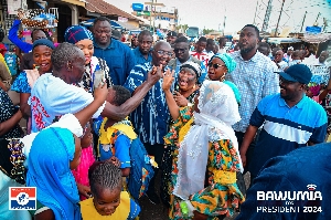 Dr Mahamudu Bawumia mobbed by some fans