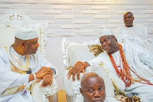 Ga Mantse, Nii Tackie Teiko Tsuru II (L) having a chat with the Oni of Nigeria