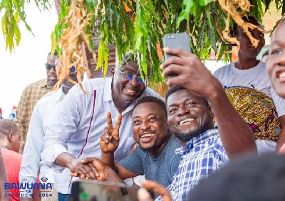 Dr Mahamudu Bawumia taking a selfie with some electorate