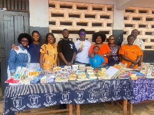 Family of the late Nkpor Mantse Emmanuel Nii Bortey Borketey Ananse I on a donation spree in his honour