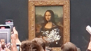 The Mona Lisa splashed with cake
