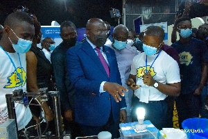 Dr Mahamudu Bawumia inspecting a digital innovation