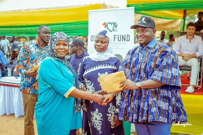 Alhassan Suhuyin making a presentation to a woman