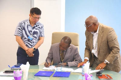 GCCA boss signing the letter of intent with Korean partners