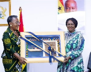 Fisheries Minister presentin a plague to Vice President