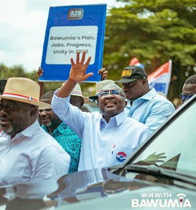 Dr Bawumia reseponding to cheer in Ahanti Region