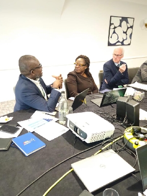 Dr. K. B. Tandoh leadi g the discussion in Oxford