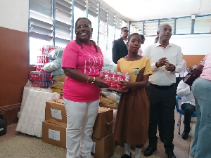 Nana Oye Bampoe Addo presenting the items to the pupils of the school