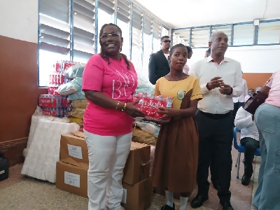Nana Oye Bampoe Addo presenting the items to the pupils of the school