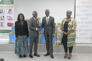 Prof Mohamed Yakub Janabi presenting the equipment to the Health Minister