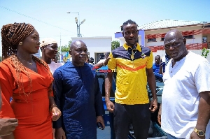 Seidu Agongo presenting the car key to Benjamin Asare and his team