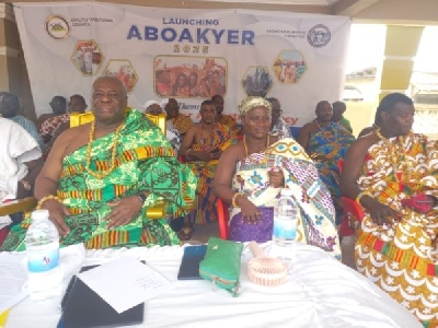 Paramount Chief of the Effutu Traditional Area, Neenyi Ghartey VII, in green kente cloth on the left