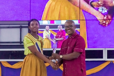 Therebel Weah receiving the award