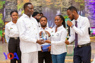 Dr Yaw Osei Adutwum (L)