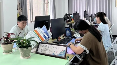Attendees can either just sit around, or use the provided computers to apply for jobs